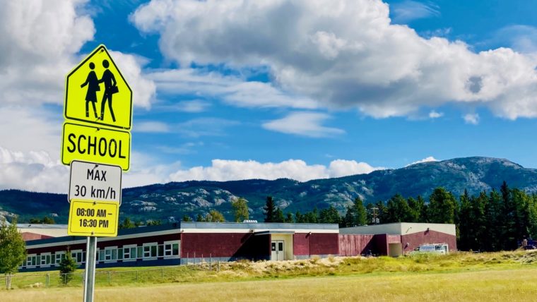 school zone whitehorse スクールゾーンの案内板 学校の正面